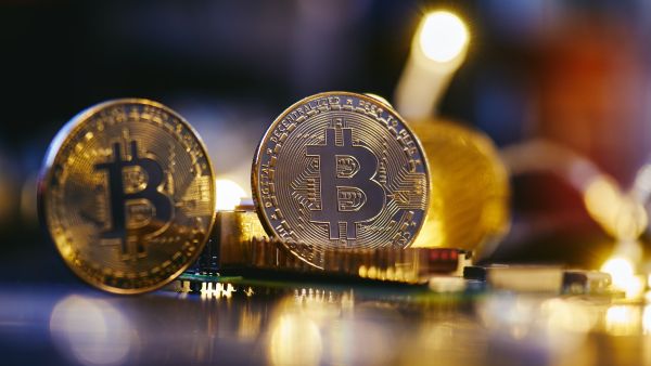 Стоимость биткоина после четырех дней снижения перешла к росту почти на 6%